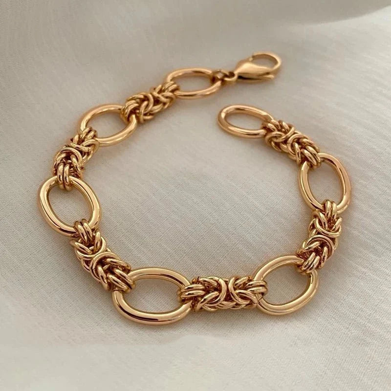 Pulsera llamativa de cadenas en contraste