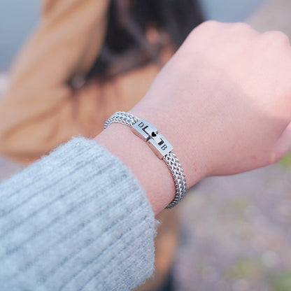 Pulsera elegante con inicial y cierre Amor