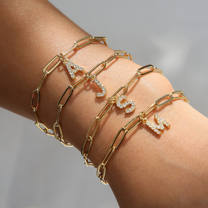 Pulsera delicada de eslabones clip con inicial