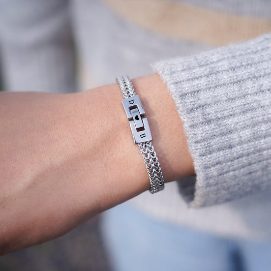 Pulsera elegante con inicial y cierre Amor