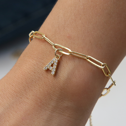 Pulsera delicada de eslabones clip con inicial
