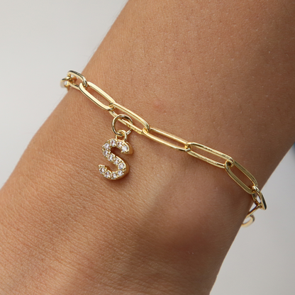 Pulsera delicada de eslabones clip con inicial
