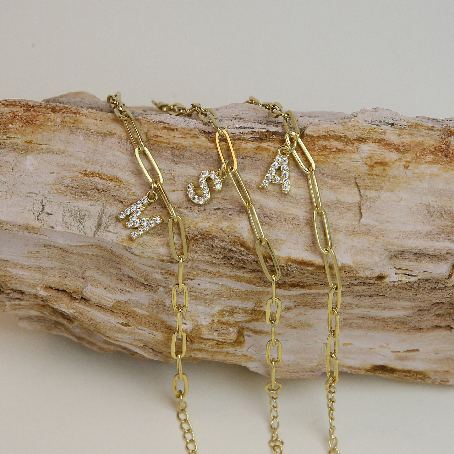 Pulsera delicada de eslabones clip con inicial