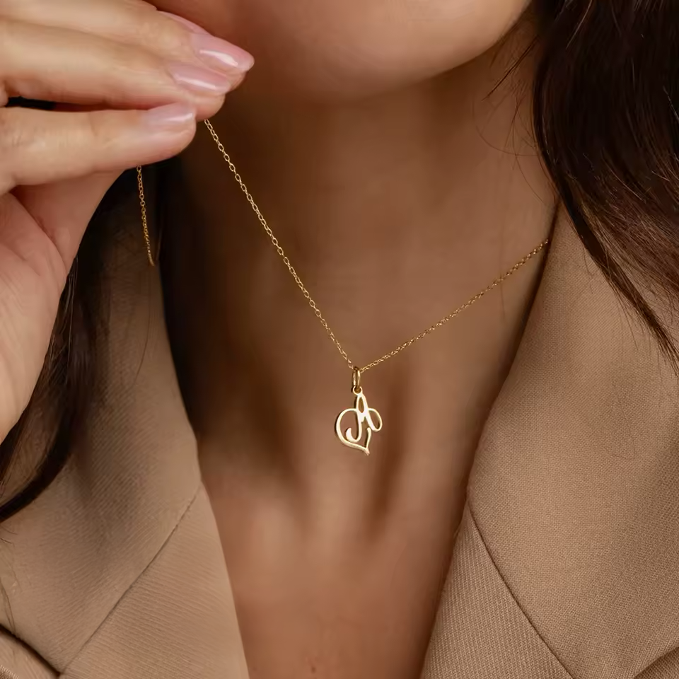 Collar Delicado con Inicial y Corazón