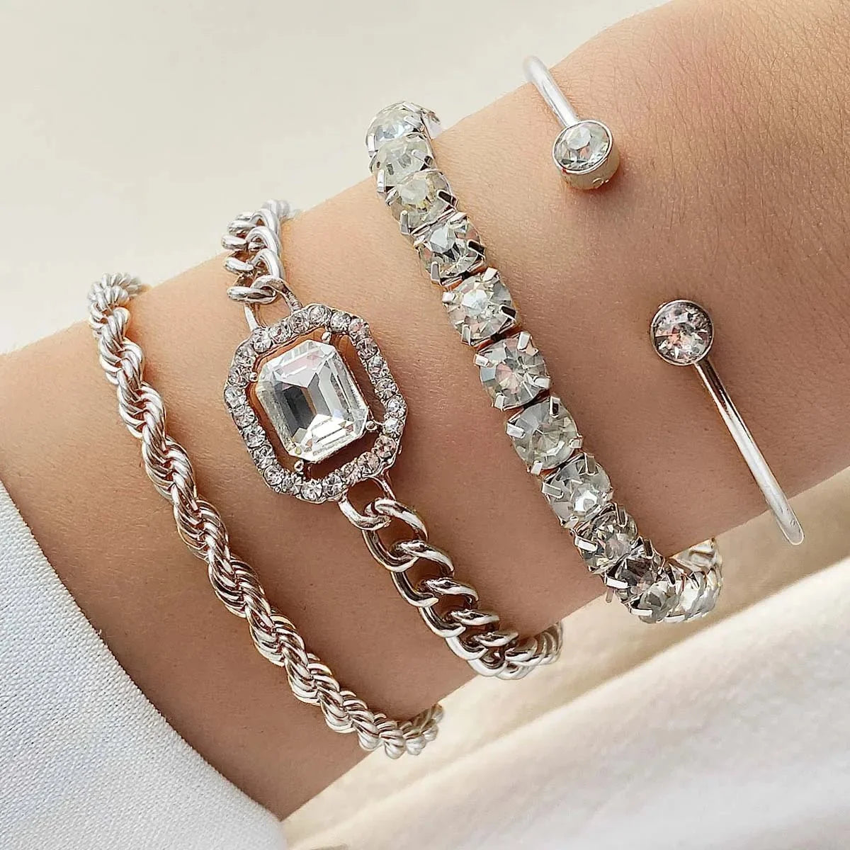 Set de 4 pulseras apilables con brillo de diamantes
