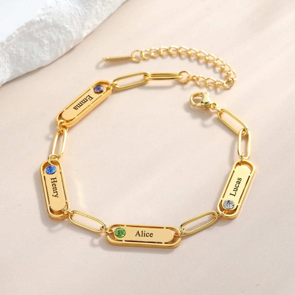 Pulsera delicada de eslabones clip con nombre y piedra de nacimiento