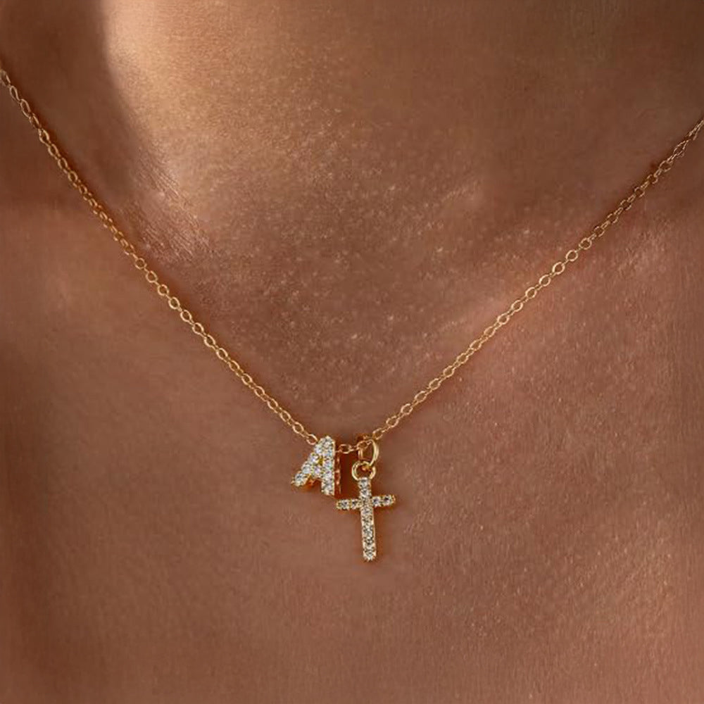 Collar Delicado con Inicial y Cruz de Diamantes