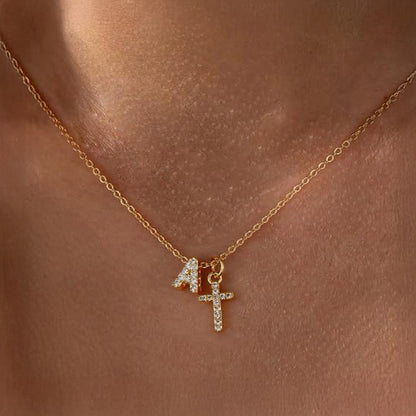 Collar Delicado con Inicial y Cruz de Diamantes