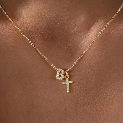 Collar Delicado con Inicial y Cruz de Diamantes