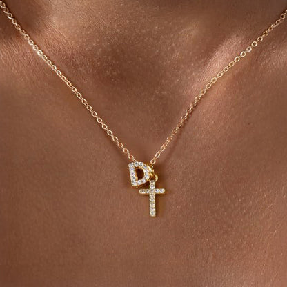 Collar Delicado con Inicial y Cruz de Diamantes