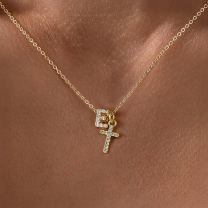 Collar Delicado con Inicial y Cruz de Diamantes