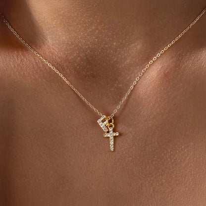 Collar Delicado con Inicial y Cruz de Diamantes