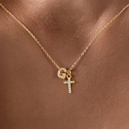 Collar Delicado con Inicial y Cruz de Diamantes