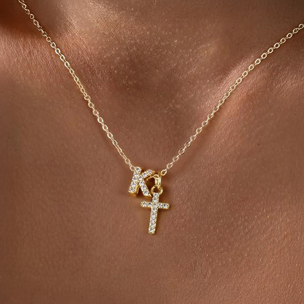 Collar Delicado con Inicial y Cruz de Diamantes