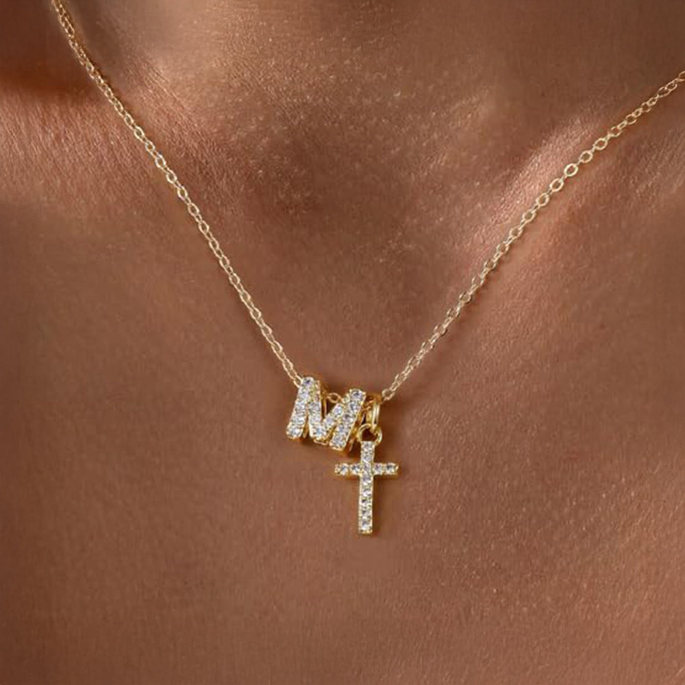 Collar Delicado con Inicial y Cruz de Diamantes