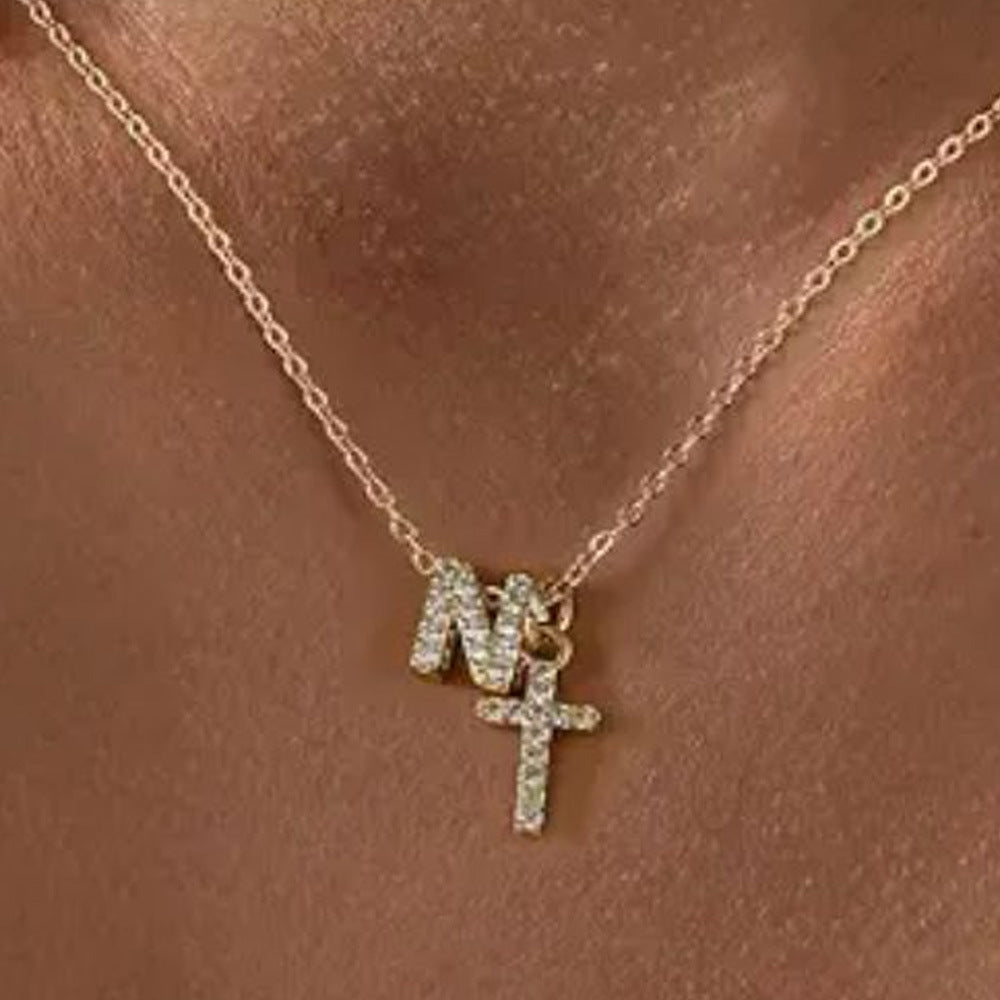 Collar Delicado con Inicial y Cruz de Diamantes