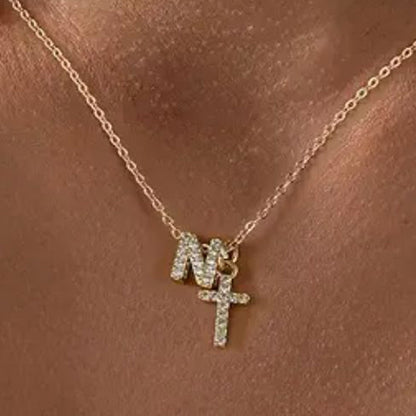 Collar Delicado con Inicial y Cruz de Diamantes