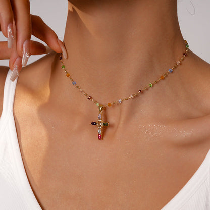 Collar Delicado de Cruz con Gemas de Colores