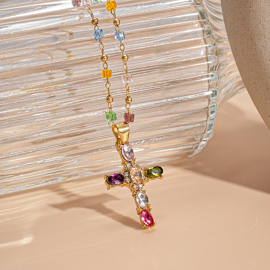 Collar Delicado de Cruz con Gemas de Colores