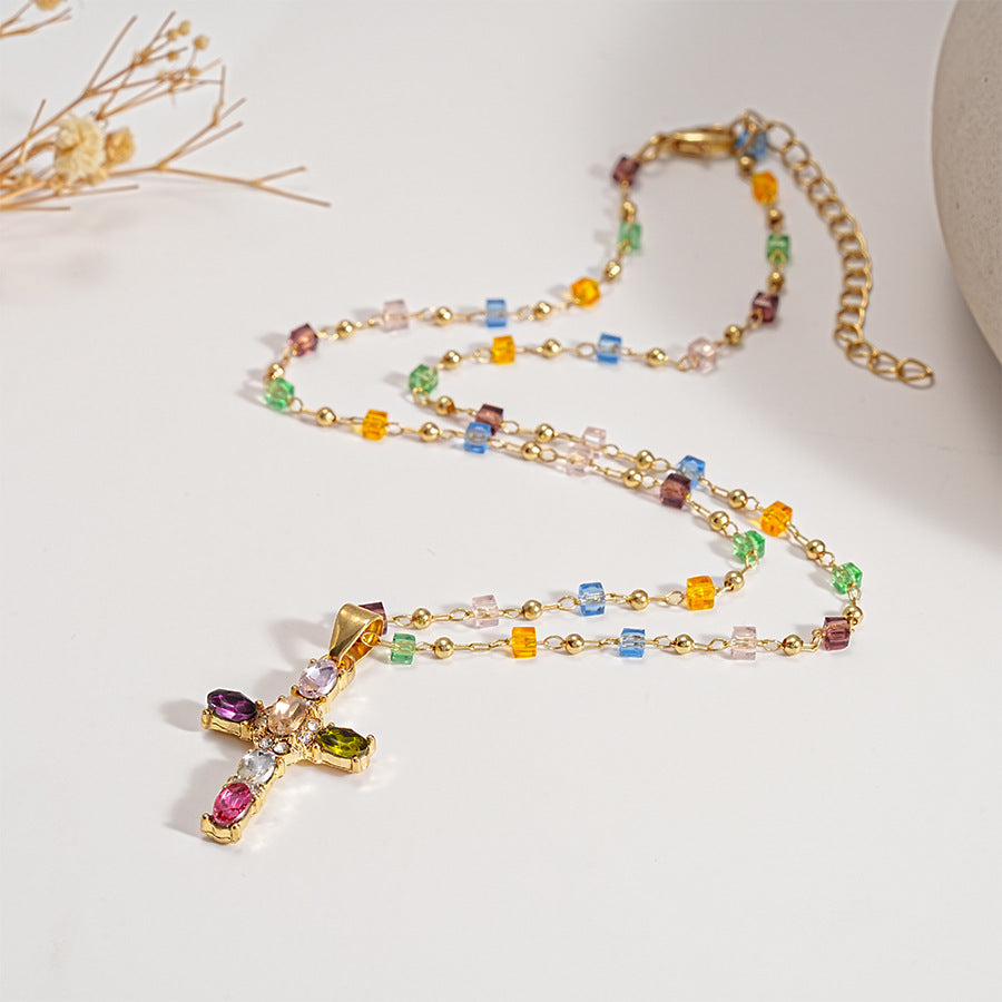 Collar Delicado de Cruz con Gemas de Colores