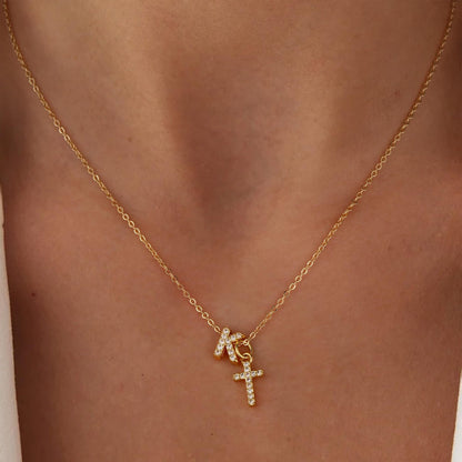 Collar Delicado con Inicial y Cruz de Diamantes