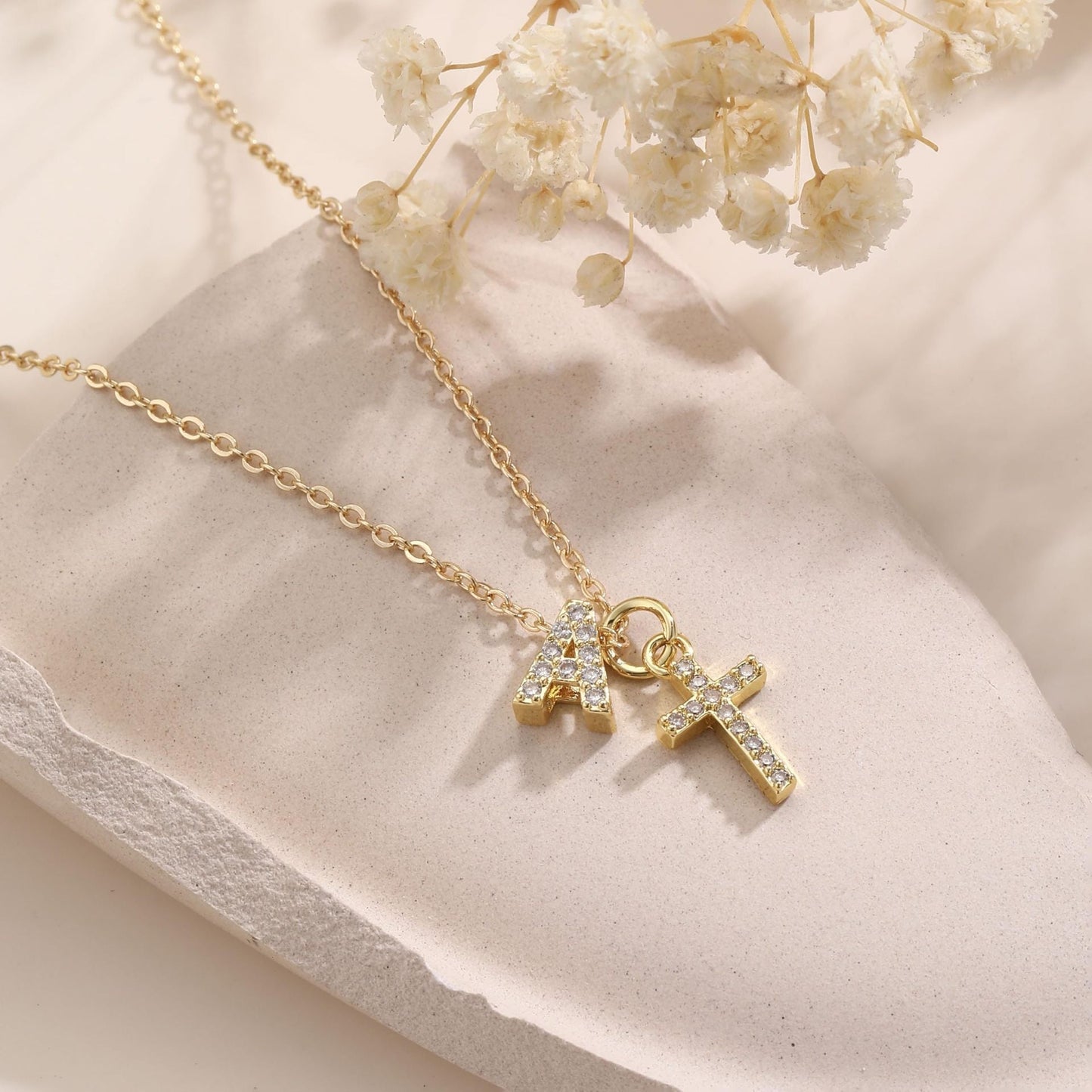 Collar Delicado con Inicial y Cruz de Diamantes