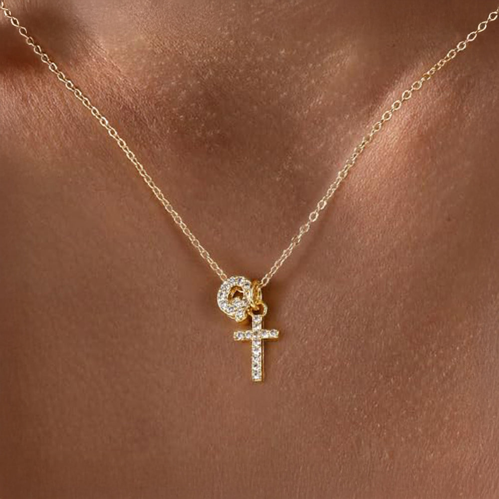 Collar Delicado con Inicial y Cruz de Diamantes
