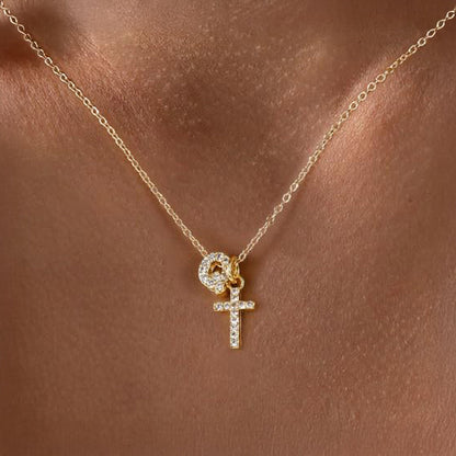 Collar Delicado con Inicial y Cruz de Diamantes