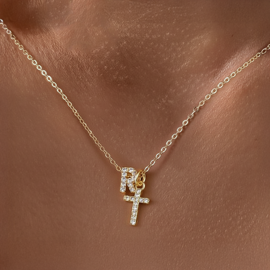 Collar Delicado con Inicial y Cruz de Diamantes