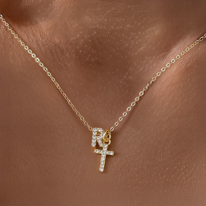 Collar Delicado con Inicial y Cruz de Diamantes