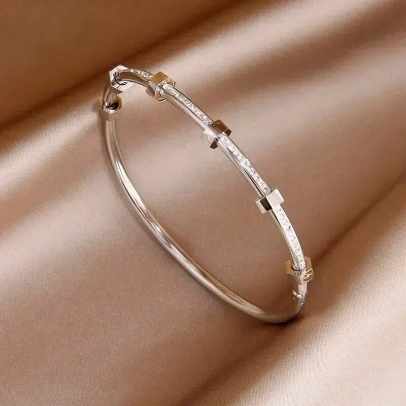 Brazalete hexagonal elegante con diamantes