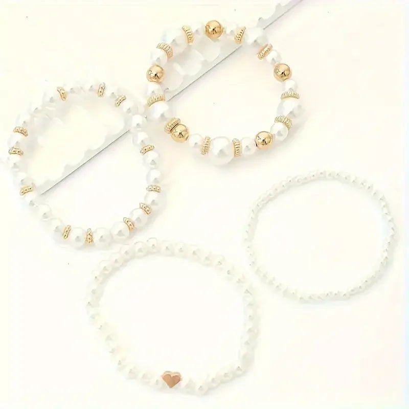 Set de pulseras de perlas con detalles dorados