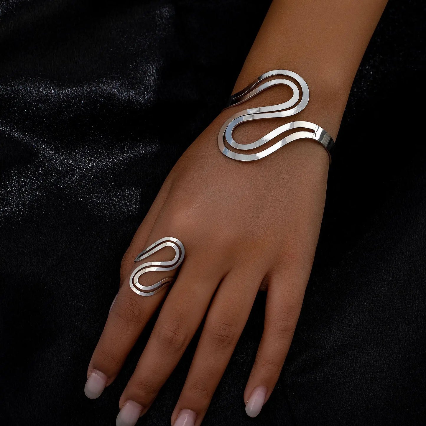 Set ajustable de pulsera y anillo de espiral moderna