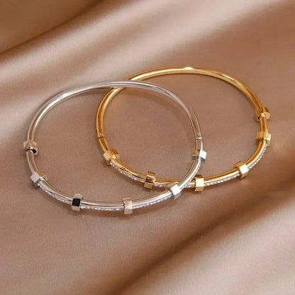 Brazalete hexagonal elegante con diamantes