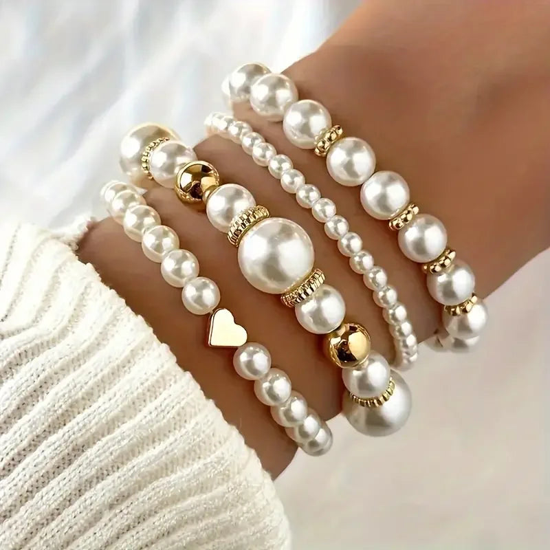 Set de pulseras de perlas con detalles dorados