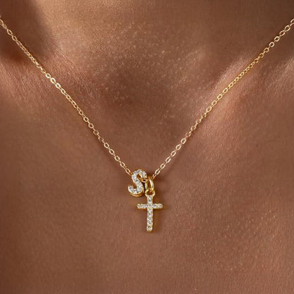 Collar Delicado con Inicial y Cruz de Diamantes