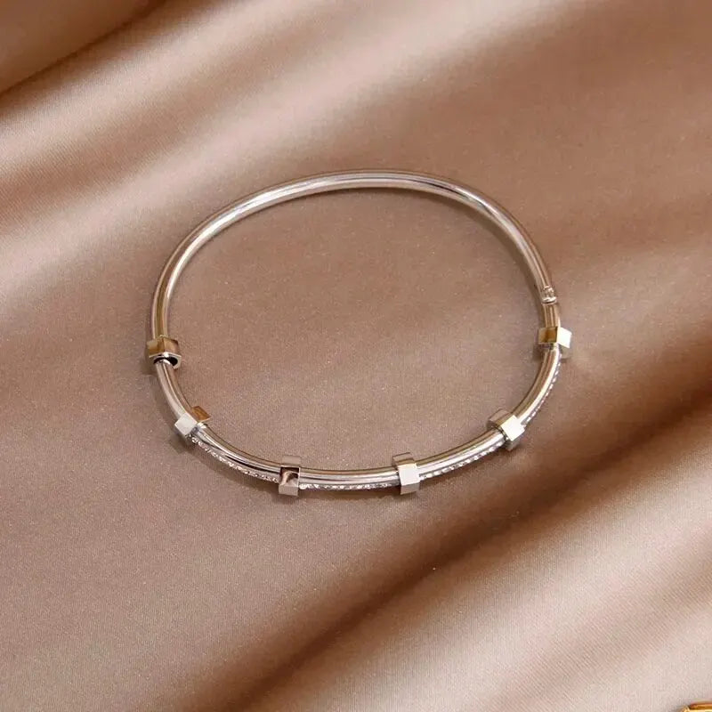 Brazalete hexagonal elegante con diamantes