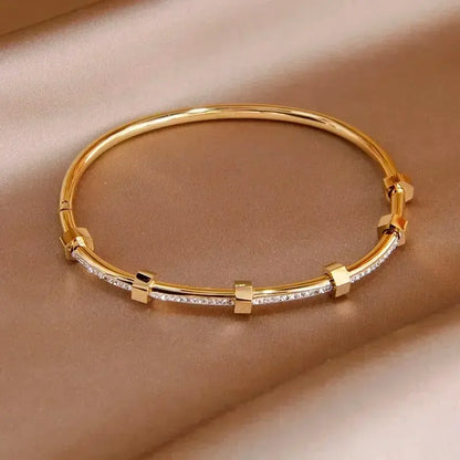 Brazalete hexagonal elegante con diamantes