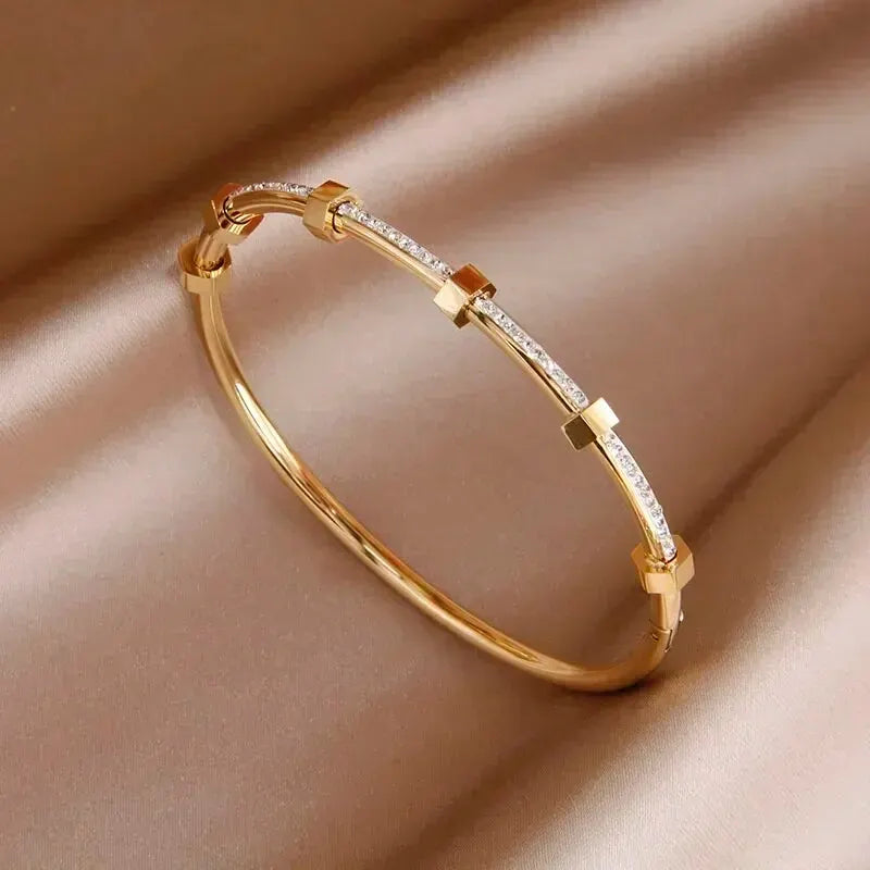 Brazalete hexagonal elegante con diamantes