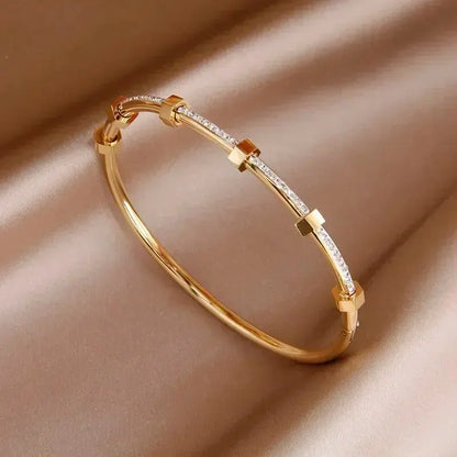 Brazalete hexagonal elegante con diamantes