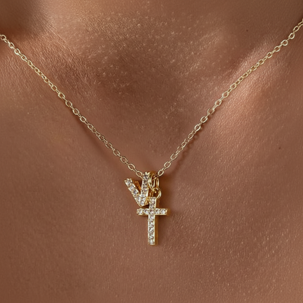 Collar Delicado con Inicial y Cruz de Diamantes