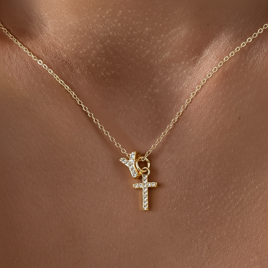 Collar Delicado con Inicial y Cruz de Diamantes