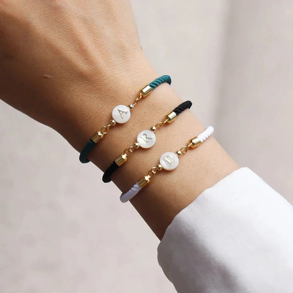 Pulsera ajustable delicada con inicial
