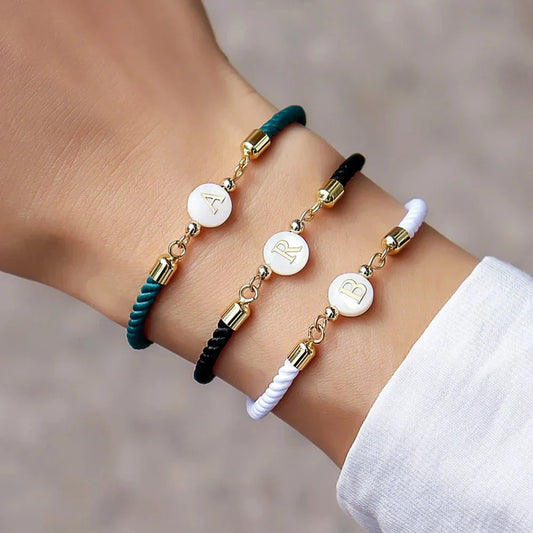 Pulsera ajustable delicada con inicial