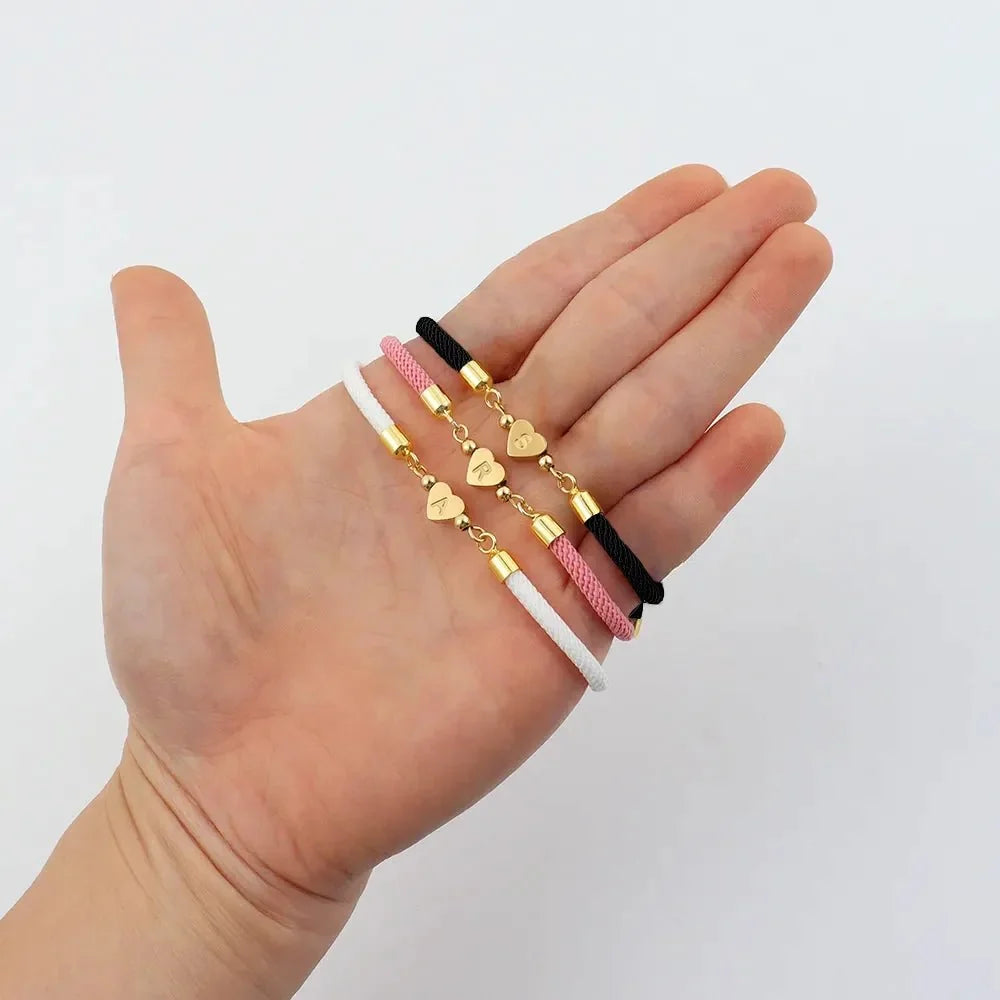 Pulseras ajustables con corazón e inicial