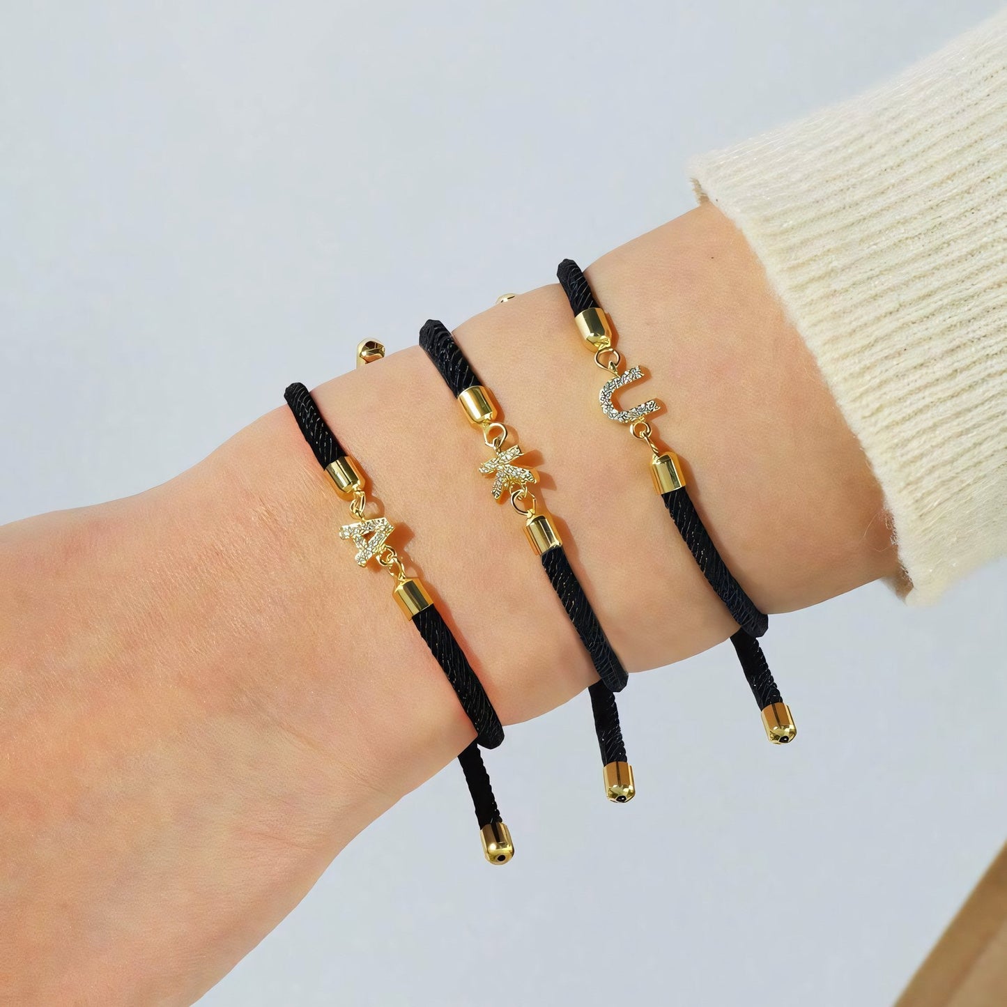 Pulseras ajustables con inicial