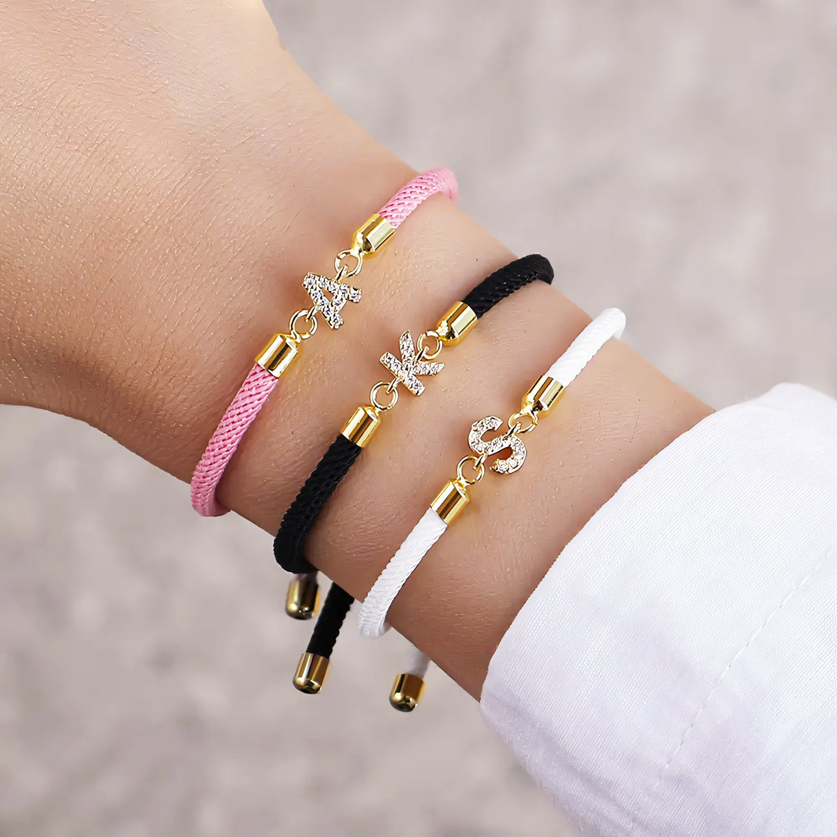 Pulseras ajustables con inicial