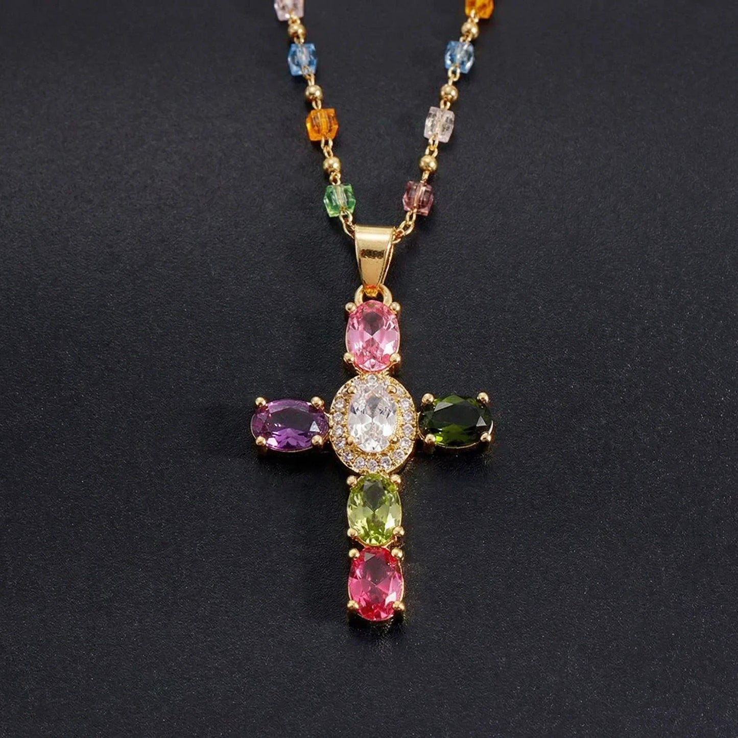 Collar Delicado de Cruz con Gemas de Colores