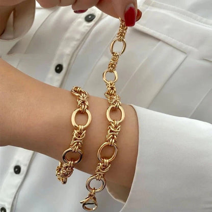Pulsera llamativa de cadenas en contraste