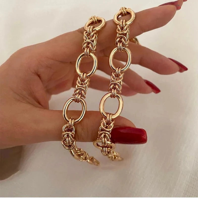 Pulsera llamativa de cadenas en contraste